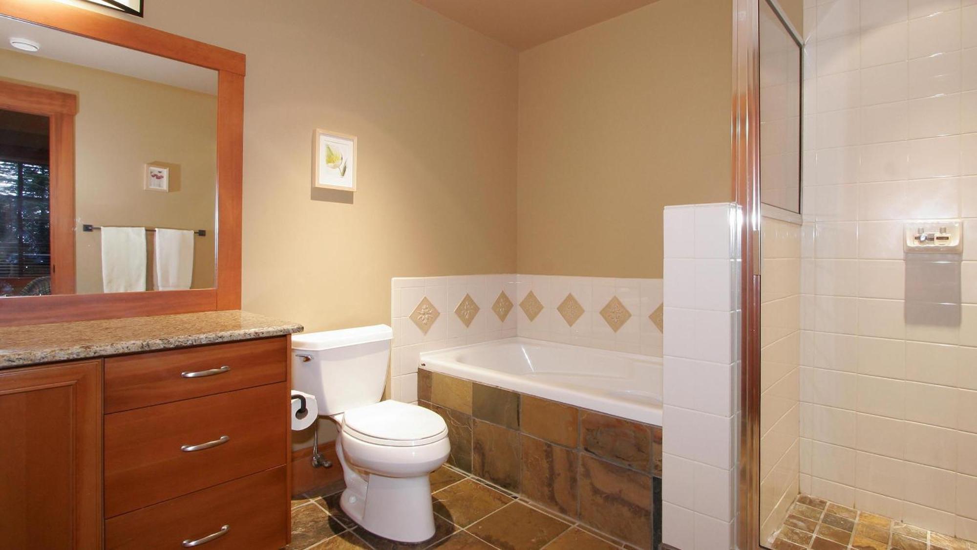 Taluswood The Heights 18 | Mountainside Townhome W/ Ski Access, Hot Tub, Tranquil Views ウィスラー エクステリア 写真